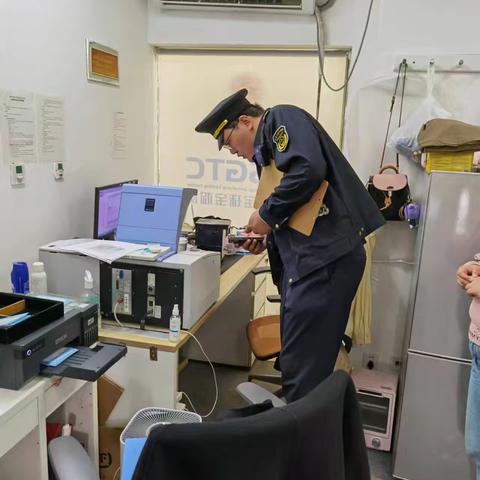 豫园市场监管所联合城管开展黄金首饰计量专项检查