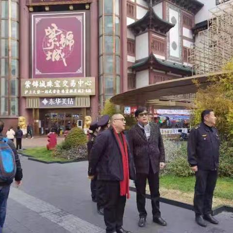 黄浦区市场监督管理局张纪敏副局长赴豫园商城开展元旦、春节灯会布置安全检查