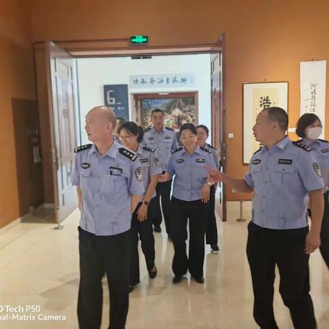 桥西交警大队组织民警参观政法系统书画摄影展活动