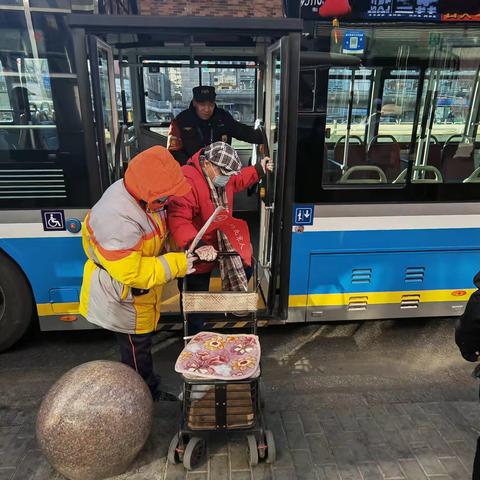 周末忙春运、服务不打烊