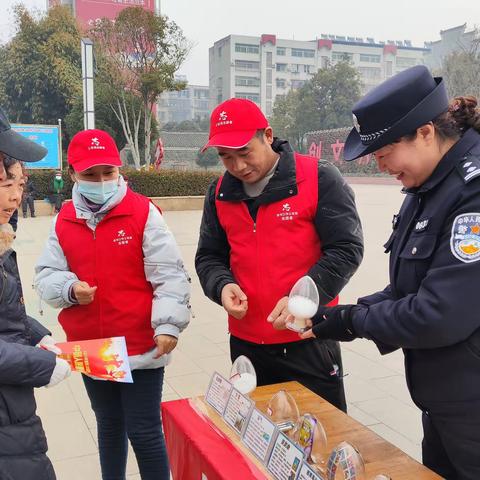 【1心1意0距离】：禁毒宣传面对面 共庆中国人民警察节