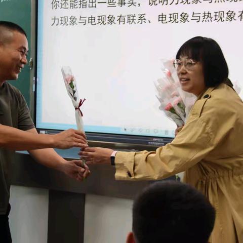 福海县福海县初级中学西校区开展﻿“温馨教师节，鲜花送园丁”献花活动