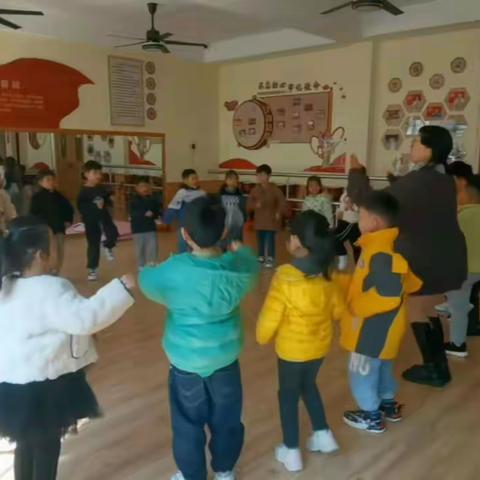 更楼幼儿园果果班--音乐活动《美丽的星空》🎶