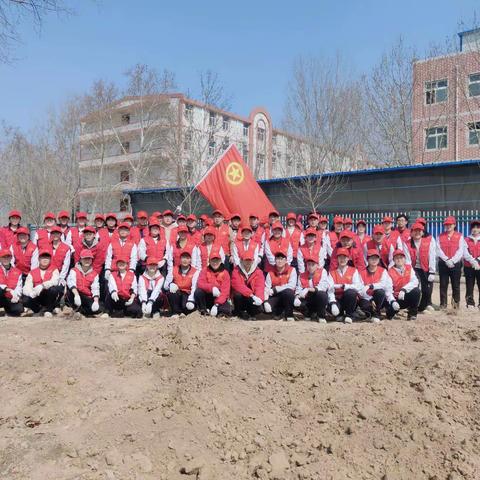 团员带头 ，守护校园——八年级入团积极分子“美化校园”志愿活动纪实