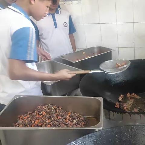 集体协力调美味， 烟火烹炼梦成歌 —— 记黄瓜园中学 288 班春日劳动实践课