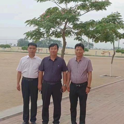 脚上沾满多少泥土，心中就积淀了多少真情