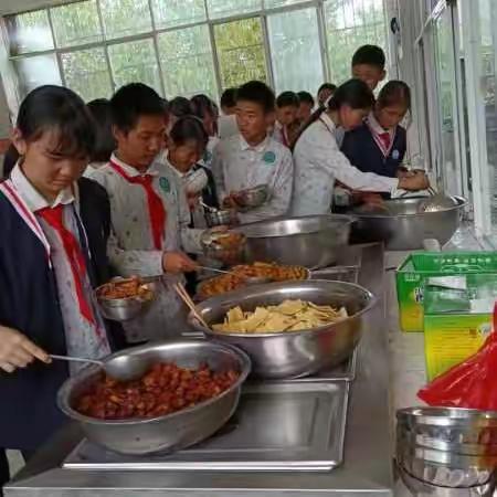 劳动实践出真知，生活厨艺我能行——楚雄市树苴乡中心小学树苴完小“我是小厨师”主题劳动实践教育活动简报