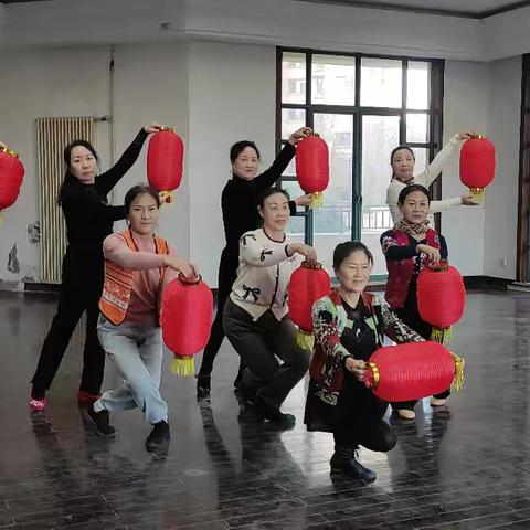 第六分会和第六支部在形动 ——为淄博市广场舞协会成立十周年 协会党总支部成立八周年献贺礼