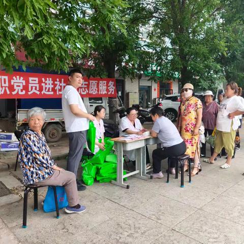 铁东社区联合北票市计划生育服务站开展“七一”在职党员进社区活动