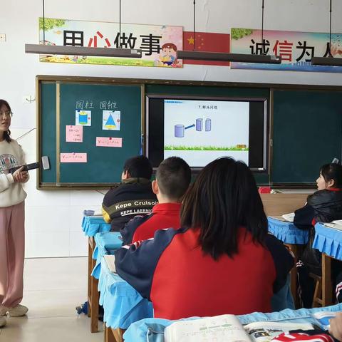 “听”中学巧法，“评”中会勤思——张庄小学听评课教研活动