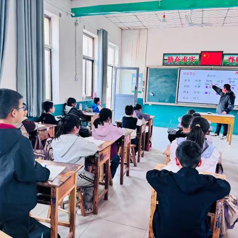 启东学校语文教研活动纪实：杨阳老师《鹿角和鹿腿》公开课