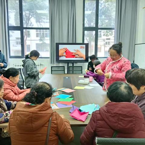 太西社区一水厂小区 开展“祈福纳祥折纸鹤 ﻿情暖重阳赠寿桃” 重阳节活动