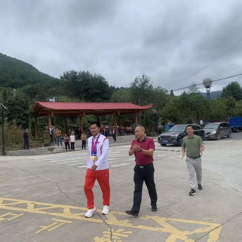 激荡青春风采 榜样引领促成长 ———亚运冠军郑家欣进校园