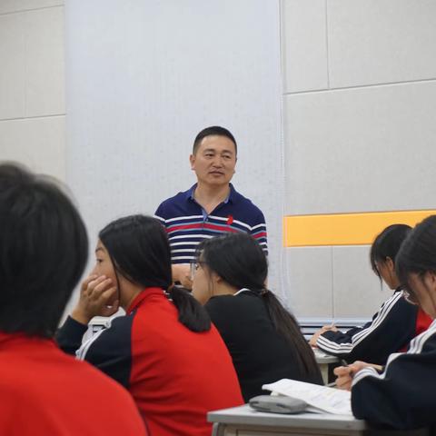 七尺讲台传真谛，三寸秀笔落华章——记哈拉海高中骨干教师示范课活动纪实