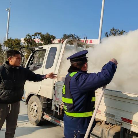 郏县收费站紧急救助起火货车