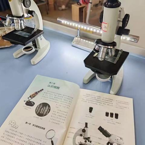 初一生物备课组第一周集体备课时间：9月3日下午地点：2楼生物实验室备课主题：显微镜的使用主备人:卢国兴参加：初一备课组全体老师。