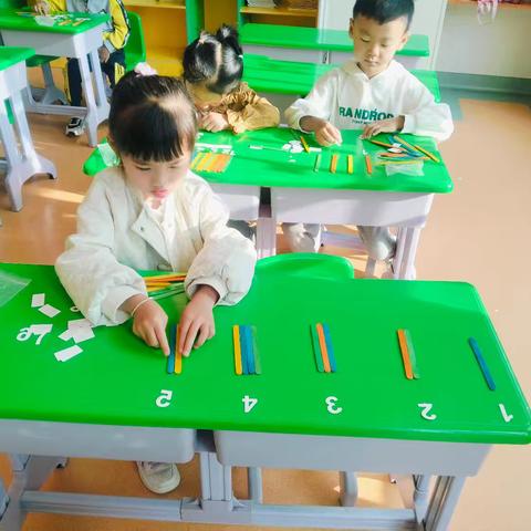 喜洋洋幼儿园中班小朋友的快乐五月