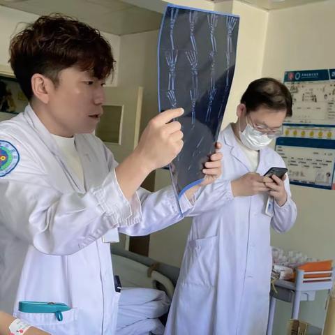 医护联手 让奇迹发生——截瘫 患者数月后的第一次下床行走