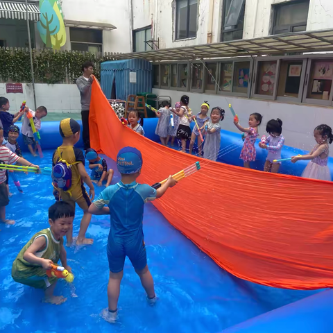 水枪在手 清凉我有——屯溪示范幼儿园宇隆分园-小九班