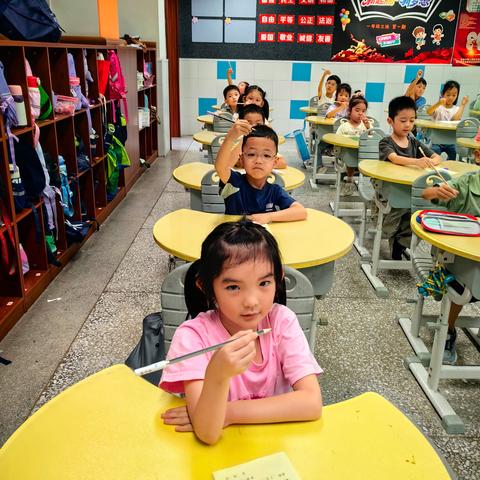 古有“开笔破蒙”式，今天，我们1、3班的孩子在学校正式学习写字，开启了他们在学校，读书，写字，明理之路！净手，握笔，写笔画！孩子们都那么认真而庄重！记录下孩子成长路上稚嫩的小脚印。