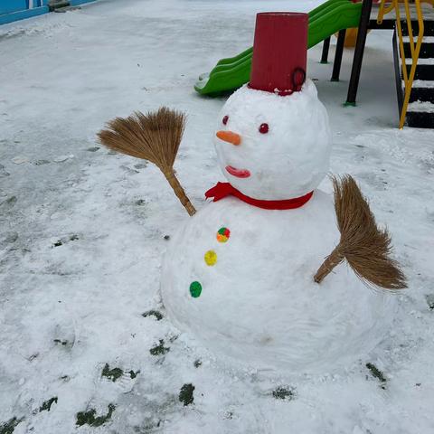 第九小学幼儿园老师带着孩子们堆雪人⛄