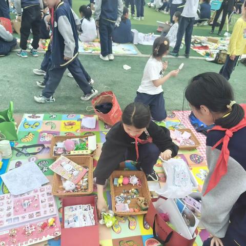 靓娃来当家，跳蚤市场乐哈哈——召陵区实验中学小学部四二班“跳蚤市场”活动