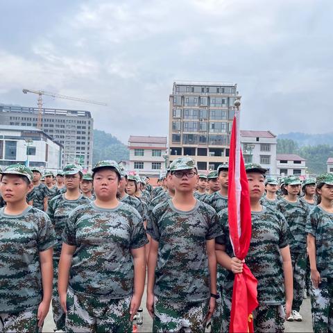 以军训之名，赴青春之约；军训军训，最闪亮的青春！