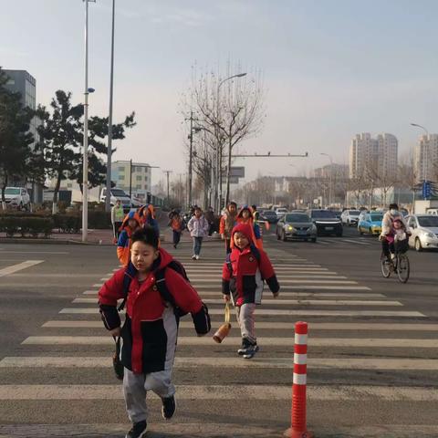 朝阳小学三年级四班执勤瞬间