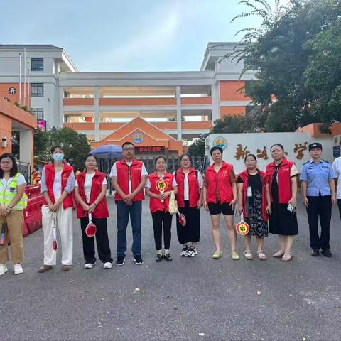 家校携手，为爱“站岗” 新路小学2003中队护学岗执勤