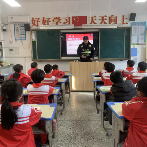 与法同行 守护成长｜梁堂镇中心小学开展“国家宪法日”系列主题活动