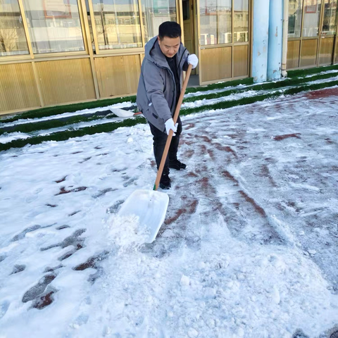 雪落无声，奉献有痕——梁堂镇中心小学冬日暖心一幕