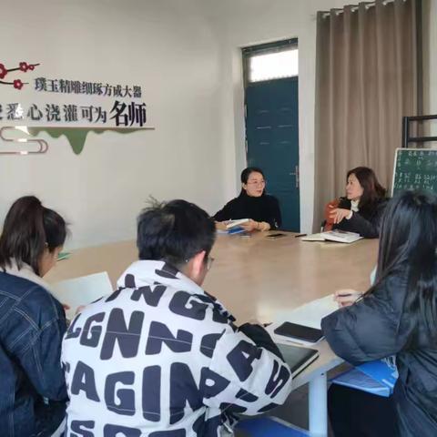 共读 共享 共成长 ——二附小数学名师工作室共读一本书活动