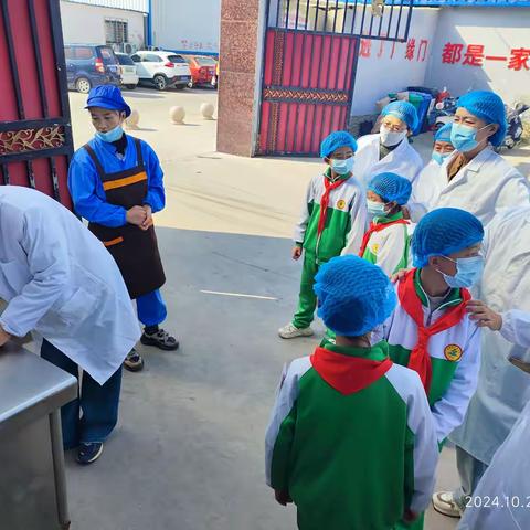 【平安校园】家校携手 “食”刻守护——开封市苹果园中路小学组织家长代表考察配餐公司