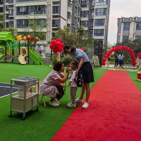 当大地与秋雨甜蜜拥抱，当天空与秋风欢快牵手，学府时光幼儿园迎来新学期开学第一天。