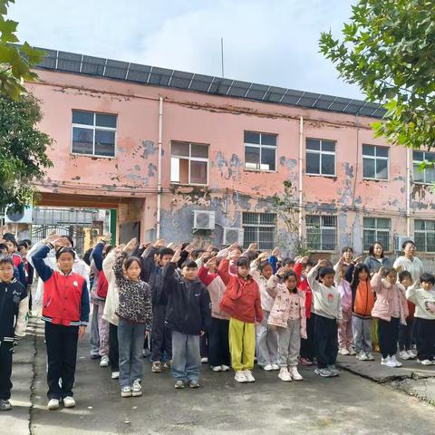 “队员建队续前行，领巾胸前风飘扬”尹岗镇大庄小学升旗仪式