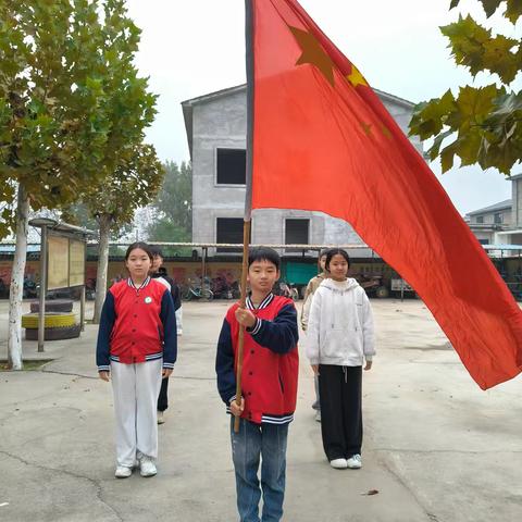 “菊香九九敬高堂，寸草春晖报亲堂”尹岗镇大庄小学升旗仪式