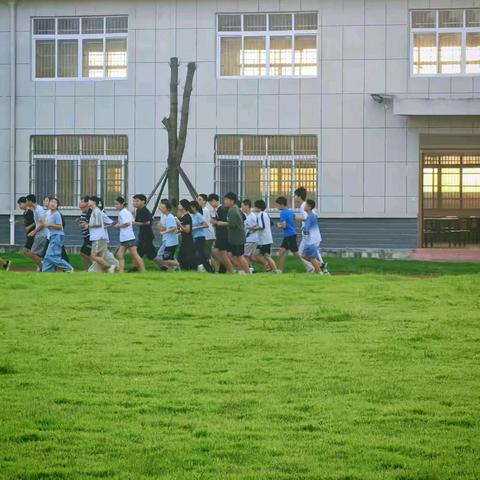 在分水岭上，踏秋前行