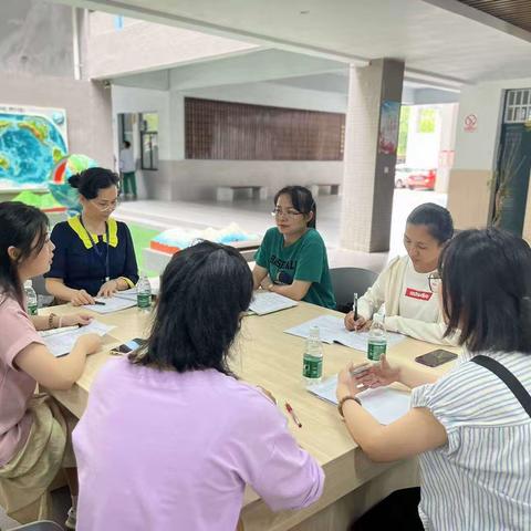 名师指导促成长——海南省骨干教师杜秀莲老师对实习生进行听评课指导。