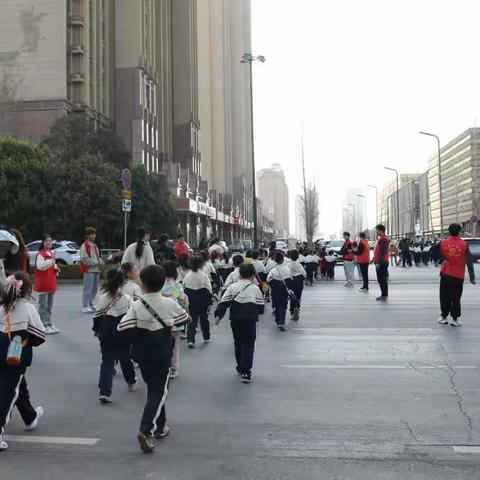 行走的课堂，探索的乐园——巩义市嵩山路小学学生赴郑州商学院研学春游