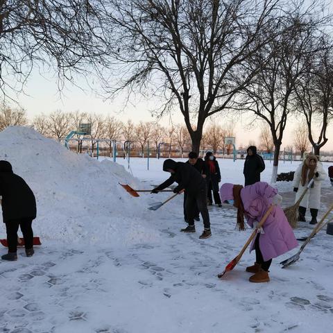 风雪满校园，扫雪护安全—记石臼窝镇天星小学扫雪行动