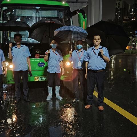 风雨中的逆行者 ——西部公汽三分公司应急转运组圆满完成恶劣天气条件下人员转运任务