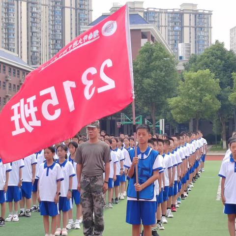 以军训之名，赴青春之约             ￼               ——2315班