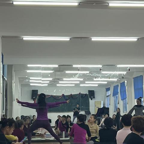 铁路二院￼老年大学瑜伽班￼￼。课堂实录分享