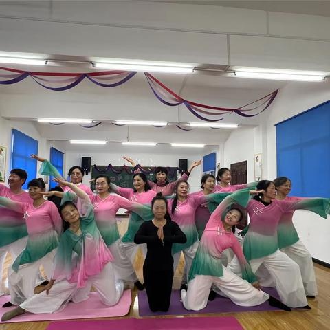 铁路老年学校瑜伽班2023年学习成果汇演及联欢活动。