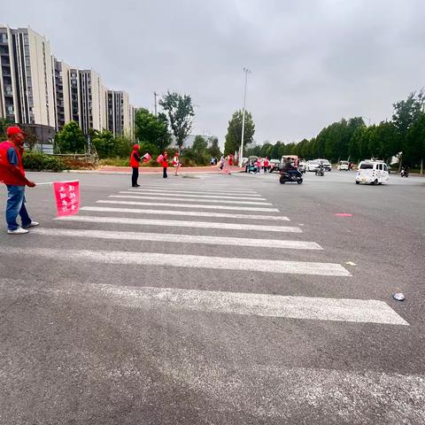 爱心护学岗，共筑平安路！-----六（八）班家长护学岗