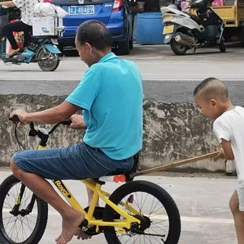 我家小狗学自行车