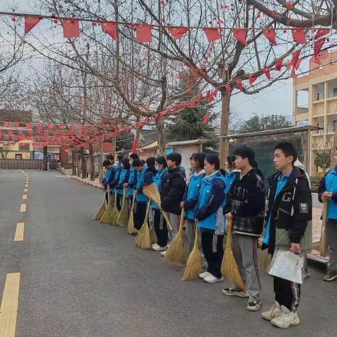 龙腾雷锋行，携手志愿心———骆峪九年制学校街道卫生打扫公益活动