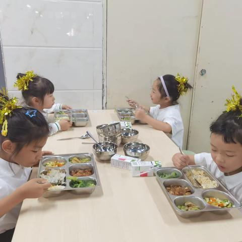 行餐饮之礼 做博雅少年——记一20班最美餐桌比赛