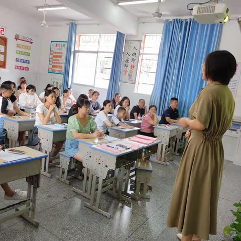 家校携手，托起明天的太阳——广信区第一小学一年级13班新生入学家长会