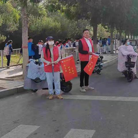 用“心”护学，为“爱”站岗。濮阳县第四实验小学二年级（7）班执勤护岗